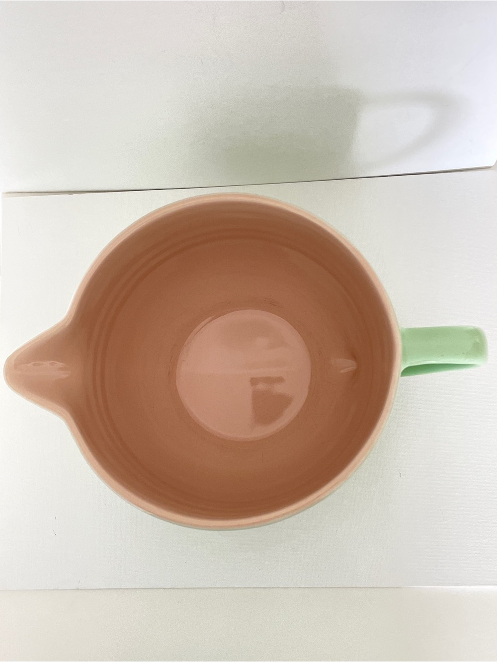 Le Creuset Kiwi Ombré 2 Qt Stoneware Batter Bowl w/ Spout Discontinued - Picture 4 of 14